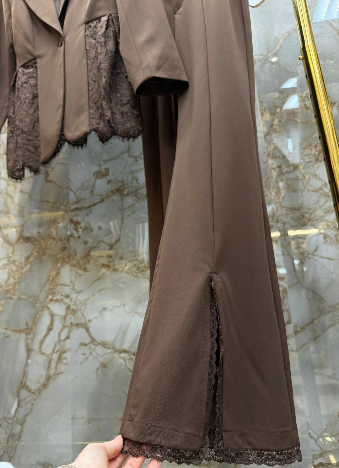 костюм брючный,женский брючный классический костюм,брючные женские костюмы,женский элегантный брючный костюм y2k,женский дизайнерский костюм элегантный кружевной блейзер и брюки-клеш