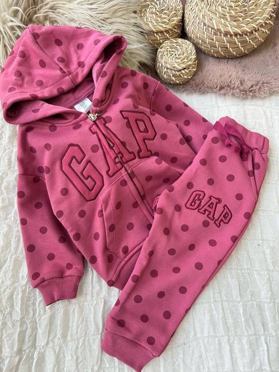 детский костюм с принтом,детский спортивный костюм gap,спортивный костюм на девочку,спортивный костюм gap,детский костюм с капюшоном