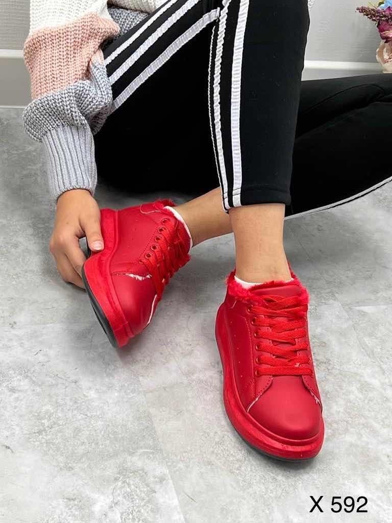 ,красные кроссовки,модные красные кроссовки,кроссовки женские красные,женские кроссовки