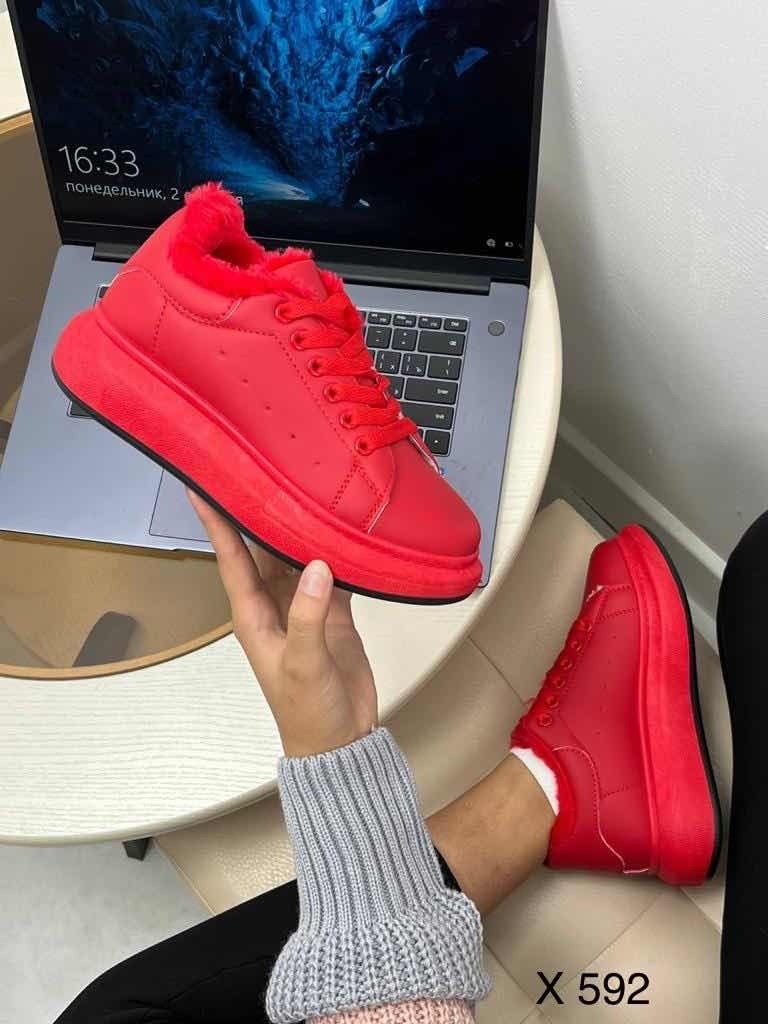 ,красные кроссовки,модные красные кроссовки,кроссовки женские красные,женские кроссовки