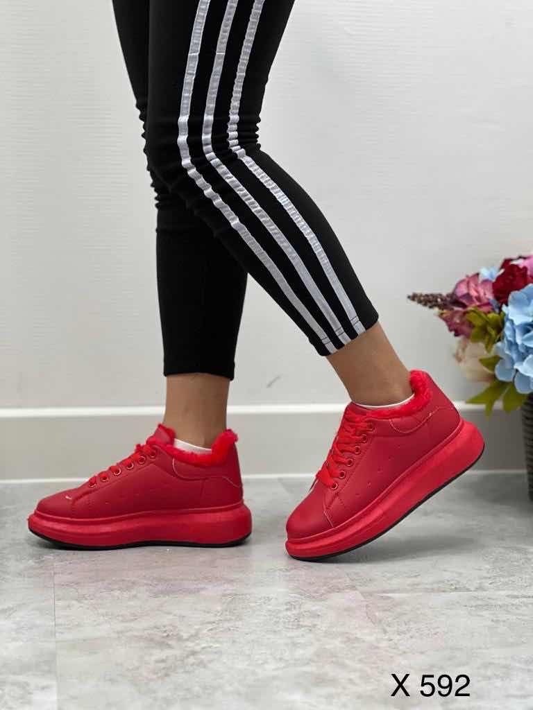 ,красные кроссовки,модные красные кроссовки,кроссовки женские красные,женские кроссовки
