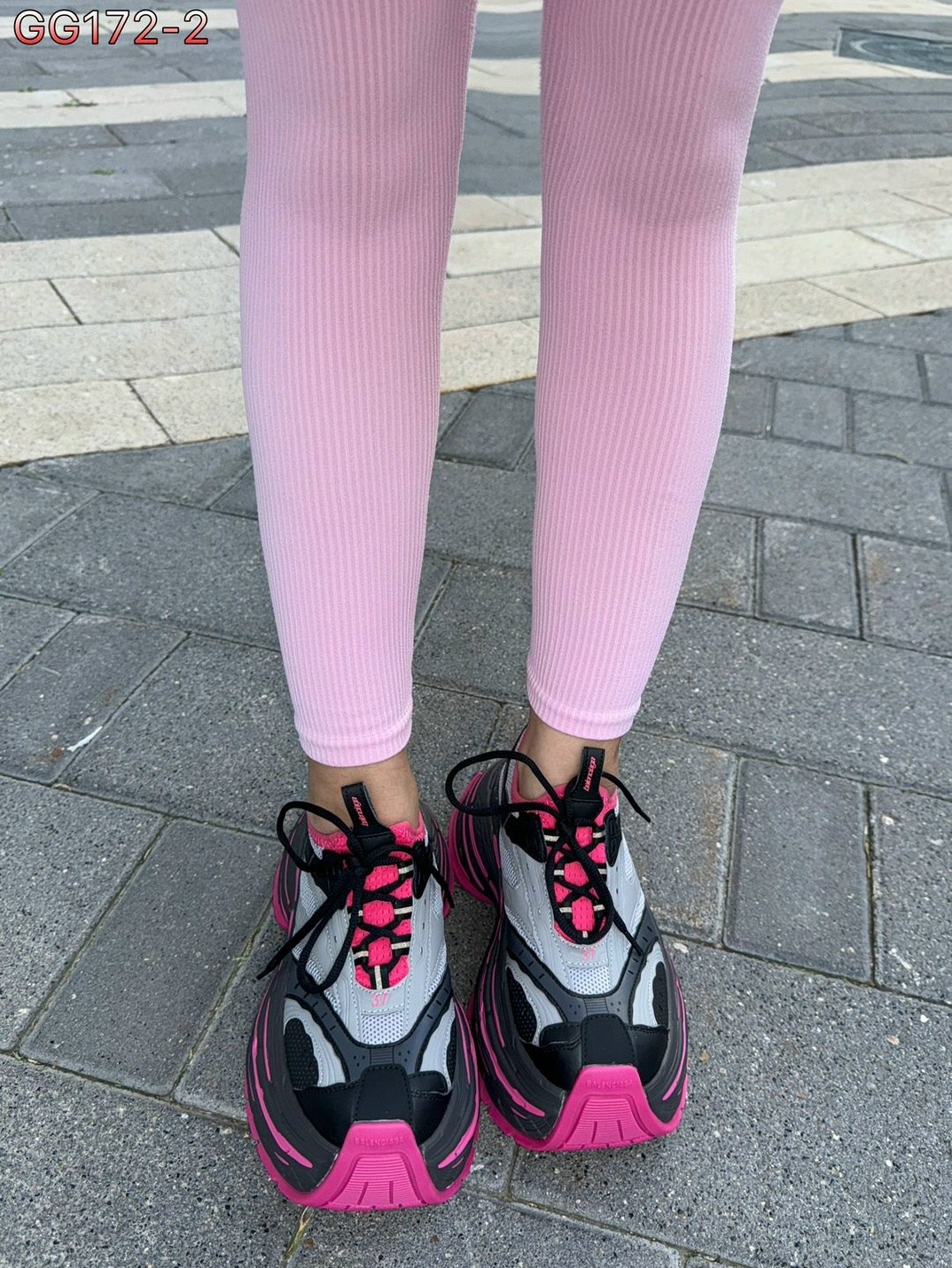 balenciaga кроссовки,женские массивные кроссовки реплика известного бренда баленсиага,кроссовки женские balenciaga,женские кроссовки balenciaga 3xl серебристые с розовым,женские кроссовки balenciaga 3