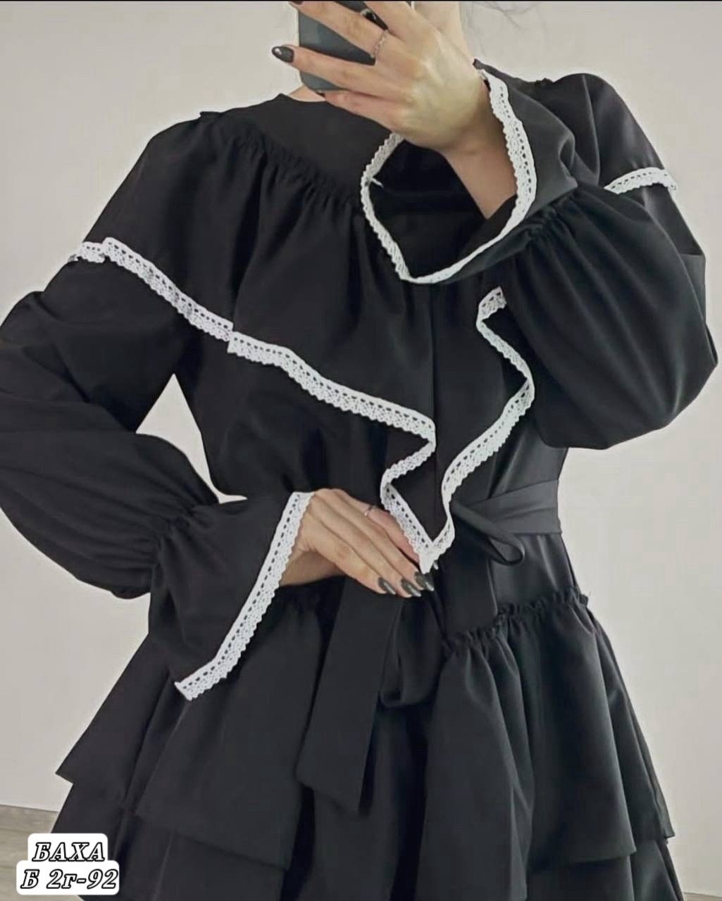 черное женское платье с оборками и расклешенными рукавами,короткое платье,платье,черное платье с рюшами,платье с рюшами женское