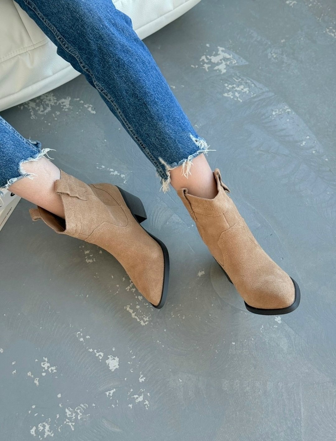 зимние классические женские ботинки челси из коровьей замши с острым носком на танкетке,,сапоги изабель марант казаки,казаки бежевые замшевые эконика,замшевые ботинки