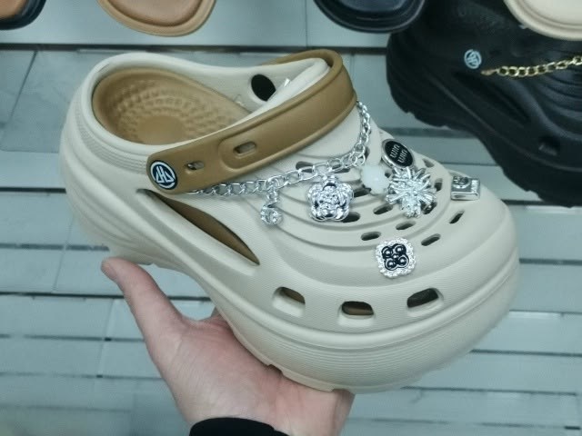 ,кроксы с твердой подошвой,женские кроксы,кроксы модные, и аксессуары