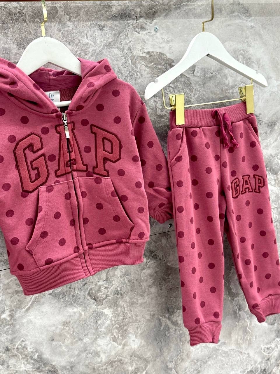 детский костюм с принтом,детский спортивный костюм gap,спортивный костюм на девочку,спортивный костюм gap,детский костюм с капюшоном