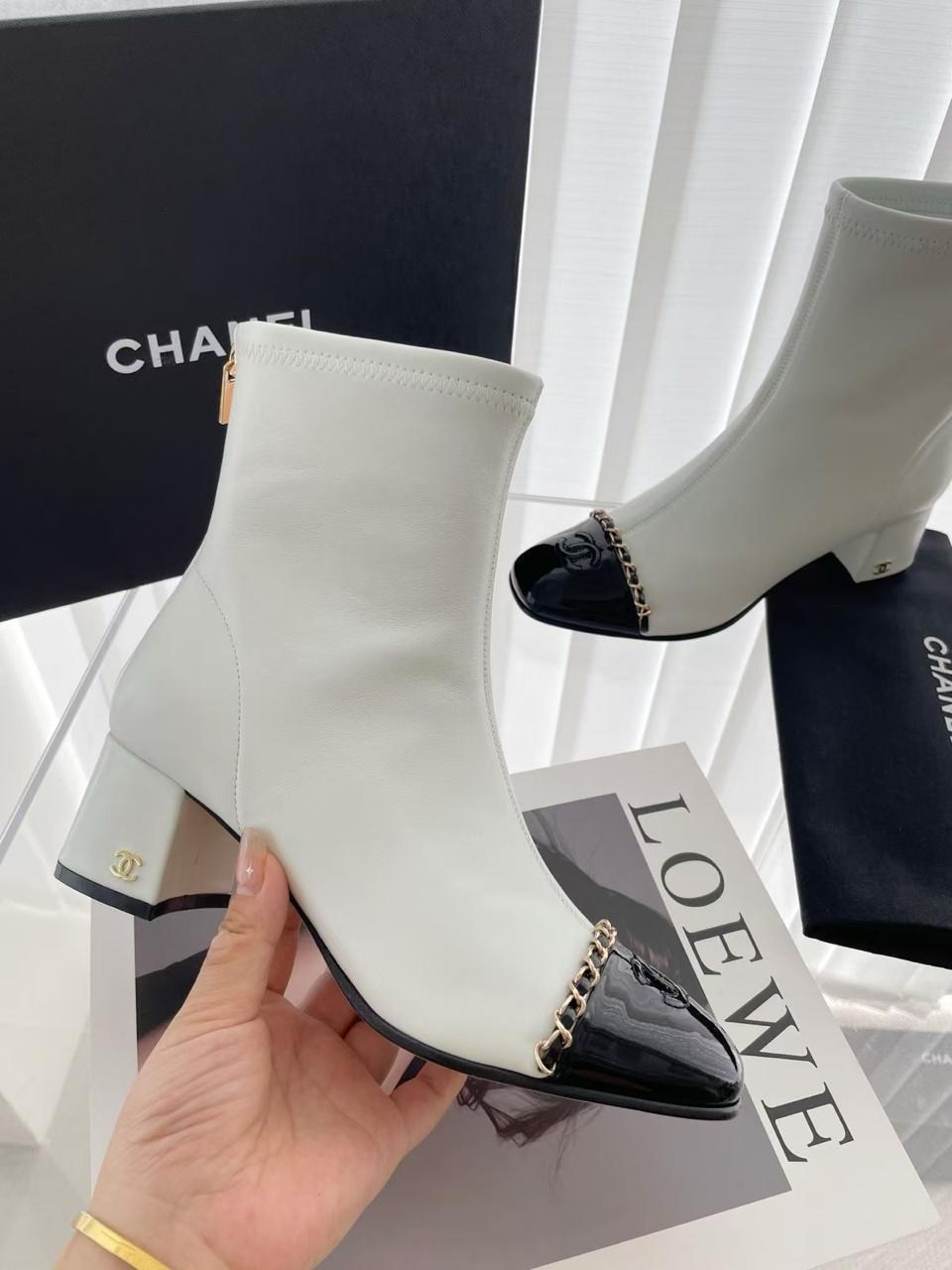 ботильоны chanel,кожаные ботильоны chanel с логотипом,женские кожаные белые ботильоны chanel,ботильоны женские chanel,кожаные ботильоны chanel