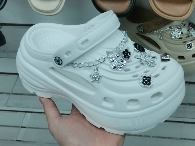 ,кроксы с твердой подошвой,женские кроксы,кроксы модные, и аксессуары