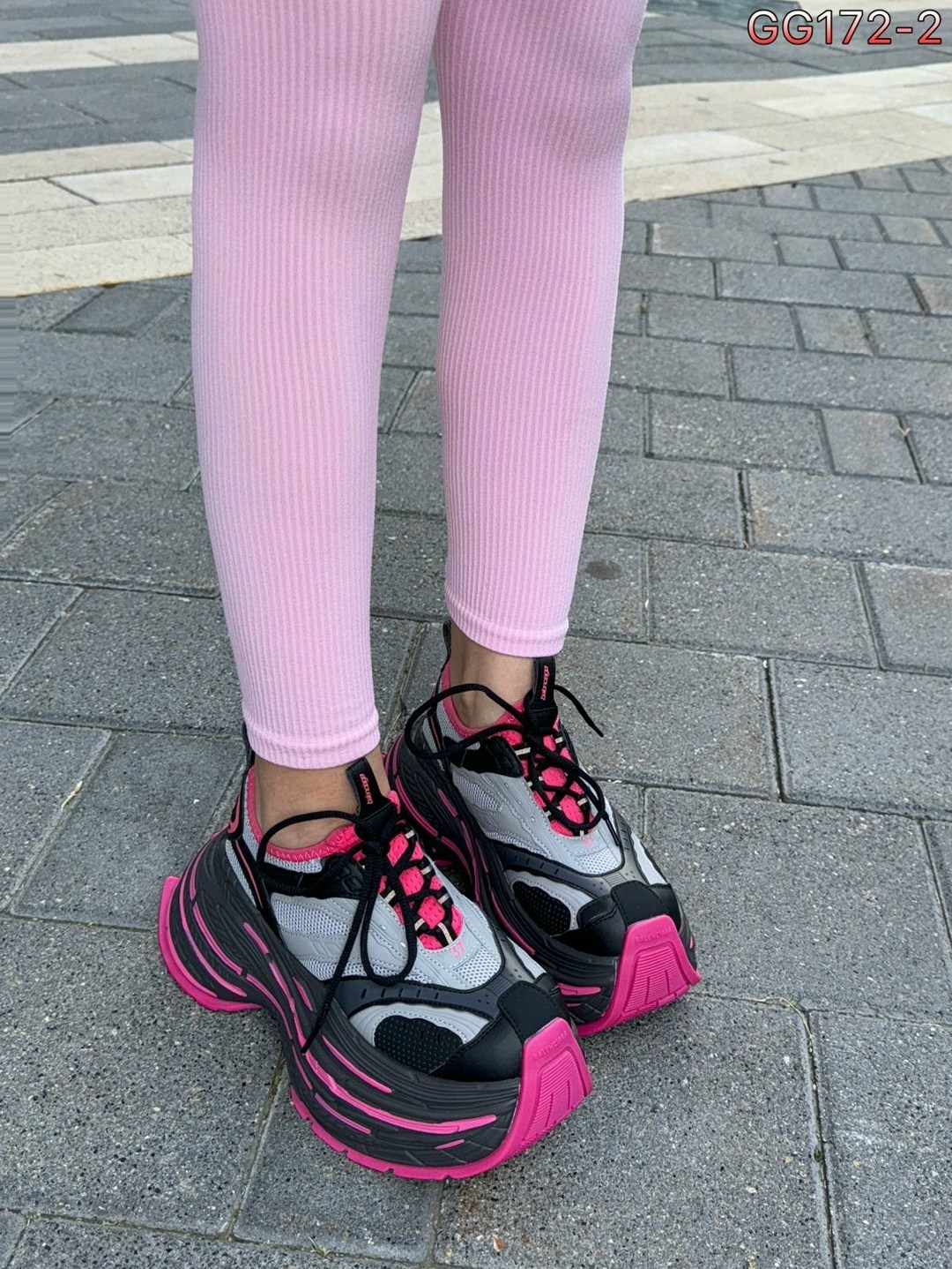 balenciaga кроссовки,женские массивные кроссовки реплика известного бренда баленсиага,кроссовки женские balenciaga,женские кроссовки balenciaga 3xl серебристые с розовым,женские кроссовки balenciaga 3