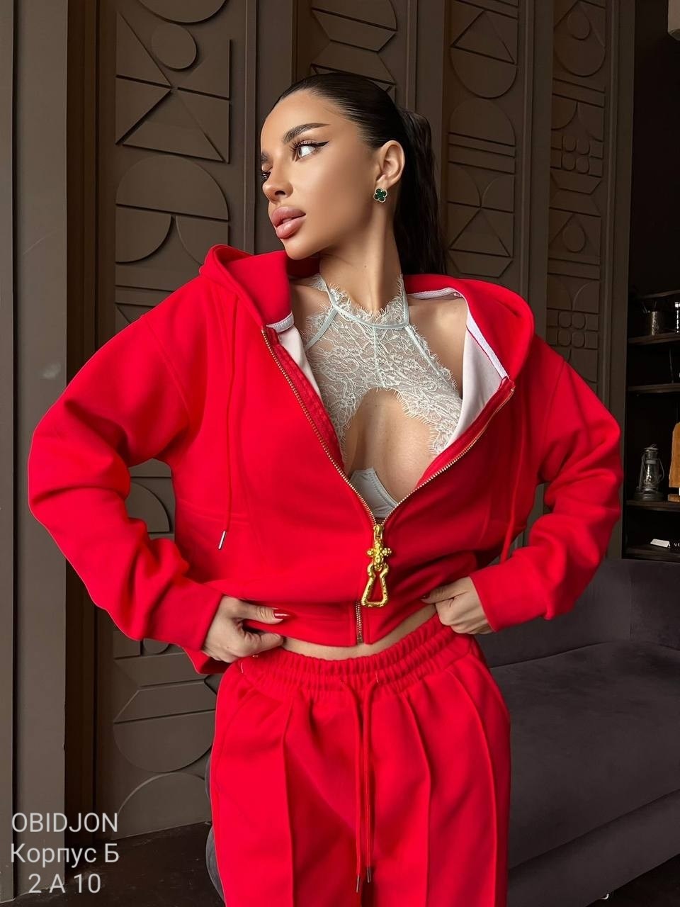 женский красный костюм miu miu,стильный костюм,женский костюм,костюм спортивный женский,красный женский костюм