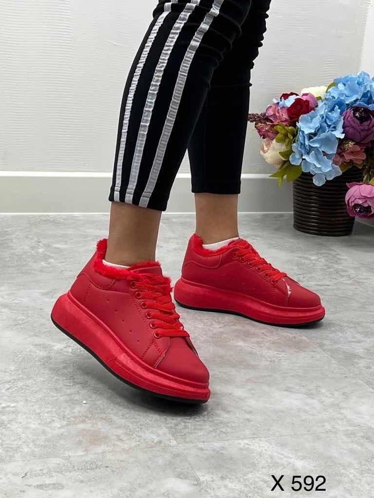 ,красные кроссовки,модные красные кроссовки,кроссовки женские красные,женские кроссовки