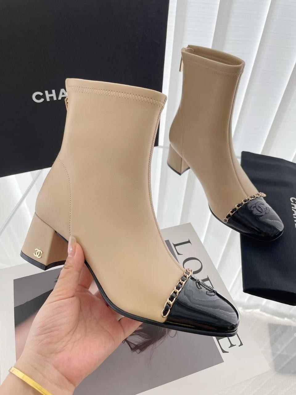 ботильоны chanel,кожаные ботильоны chanel с логотипом,женские кожаные белые ботильоны chanel,ботильоны женские chanel,кожаные ботильоны chanel