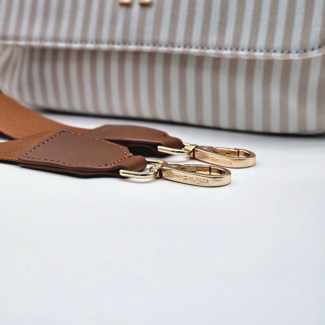 сумка tommy hilfiger женская,сумка через плечо tommy hilfiger,сумка tommy hilfiger,полосатая сумка через плечо с клапаном tommy hilfiger светло-коричневый,сумка томми хилфигер голубая