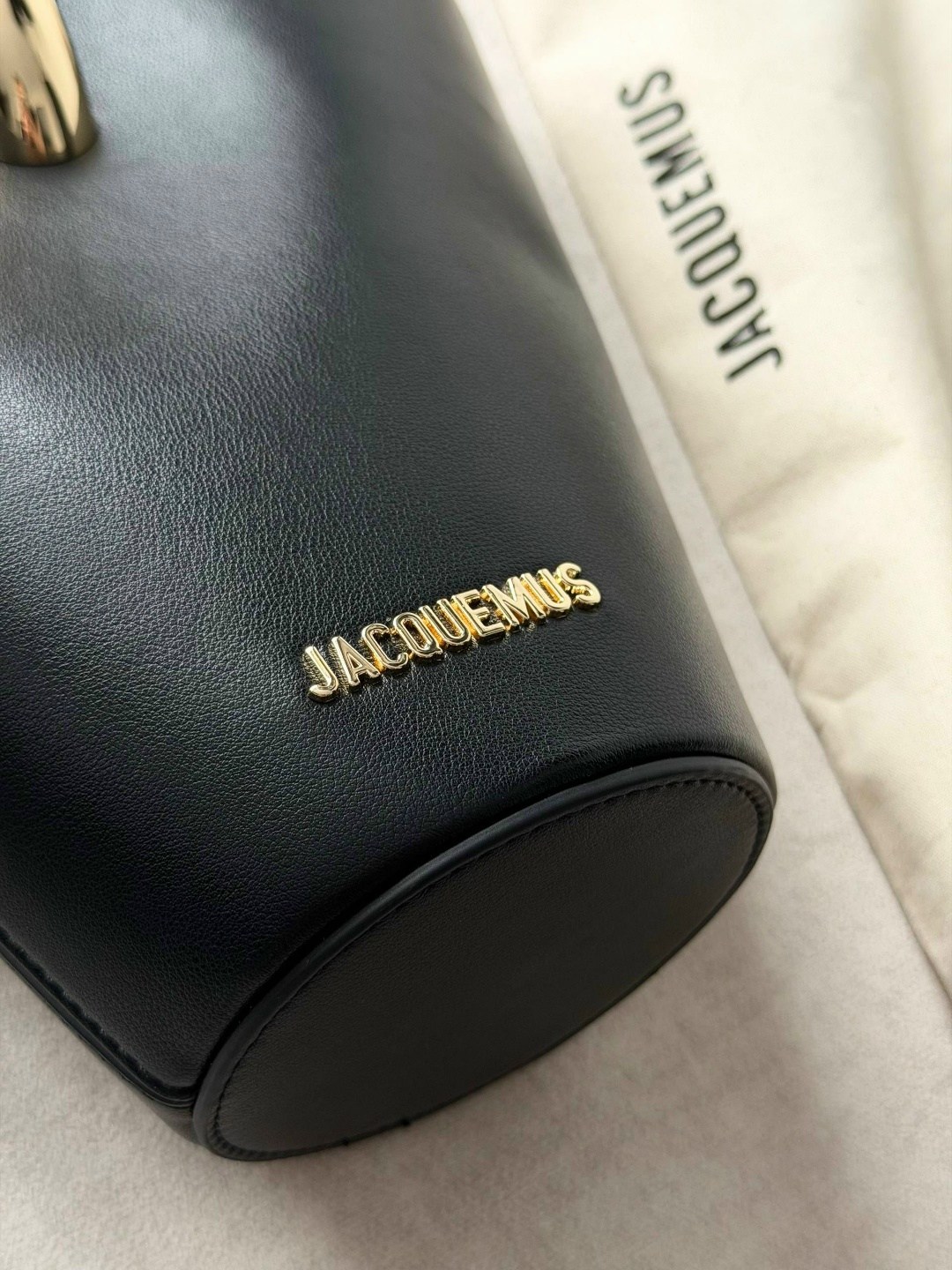 кожаная сумка-тоут jacquemus le petit bambola черный,сумка тоут,сумка jacquemus,сумка ведро,сумка