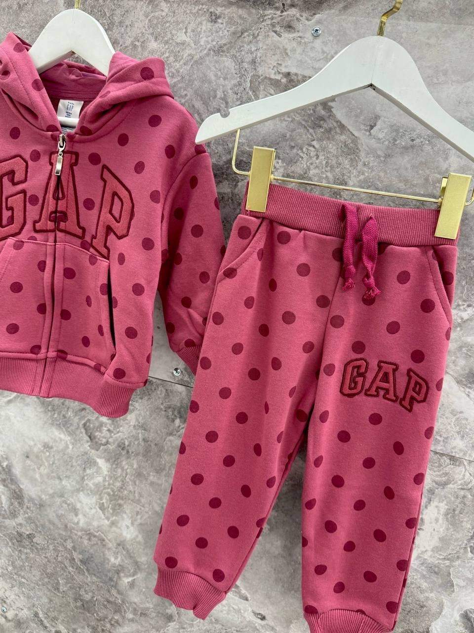 детский костюм с принтом,детский спортивный костюм gap,спортивный костюм на девочку,спортивный костюм gap,детский костюм с капюшоном