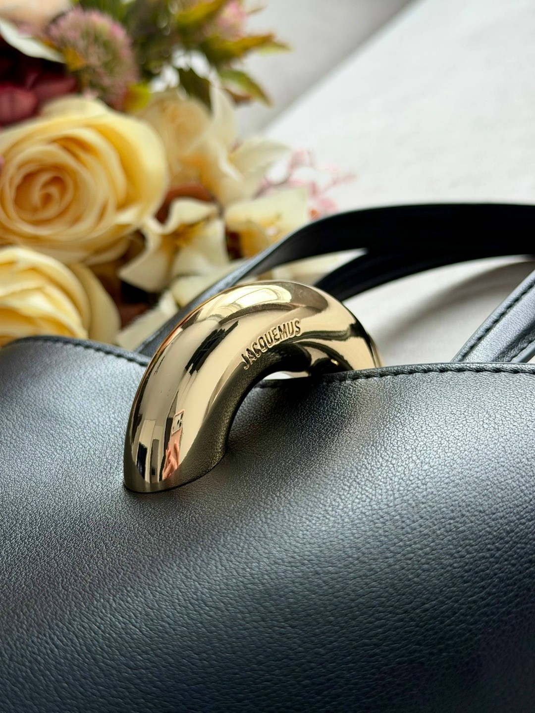 кожаная сумка-тоут jacquemus le petit bambola черный,сумка тоут,сумка jacquemus,сумка ведро,сумка