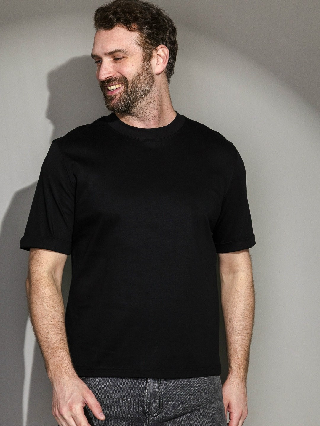 черная мужская футболка,мужская футболка,футболка однотонная мужская,мужская базовая футболка,футболка черная однотонная