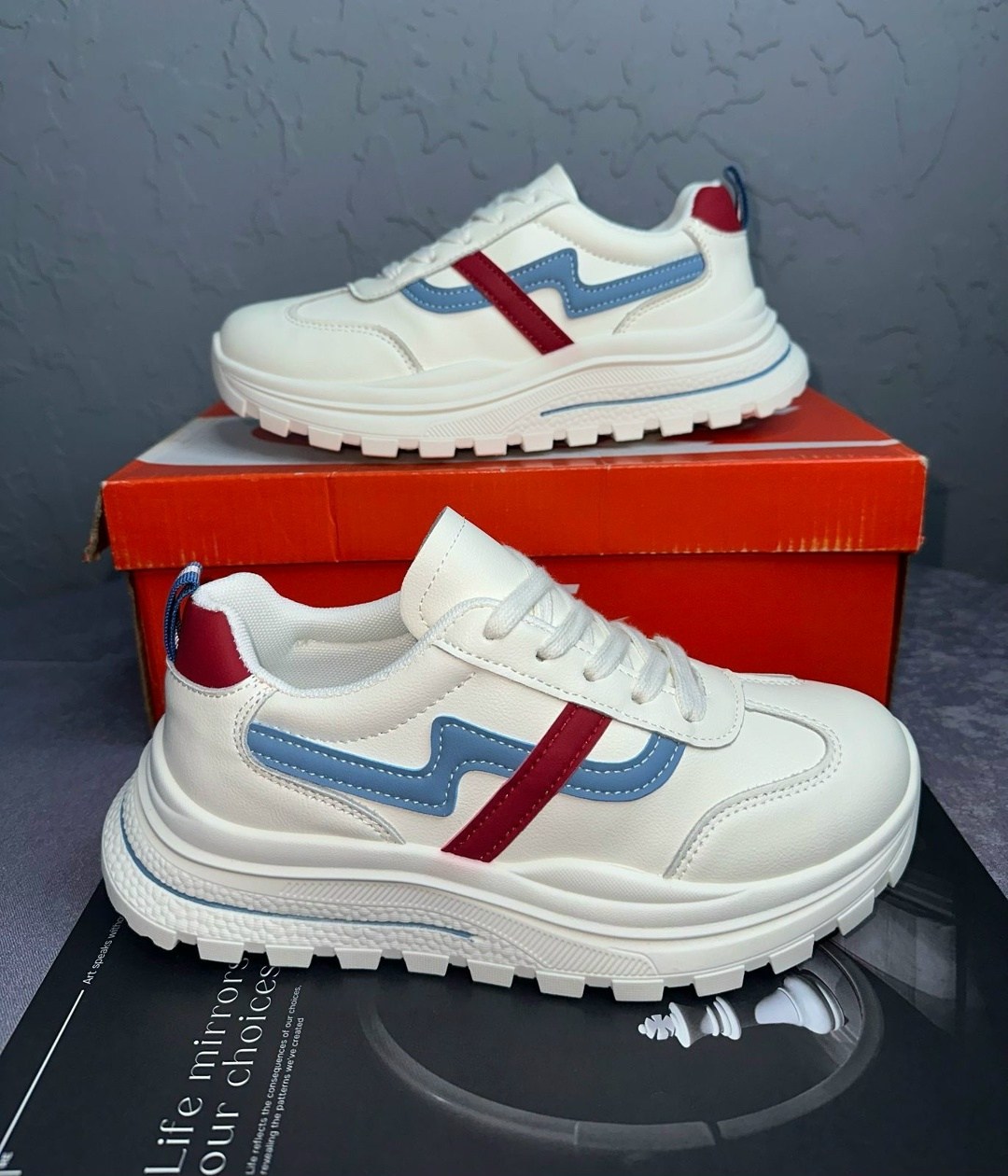 ,женские кроссовки,кроссовки модные,кроссовки с желтой подошвой,кроссовки белые женские