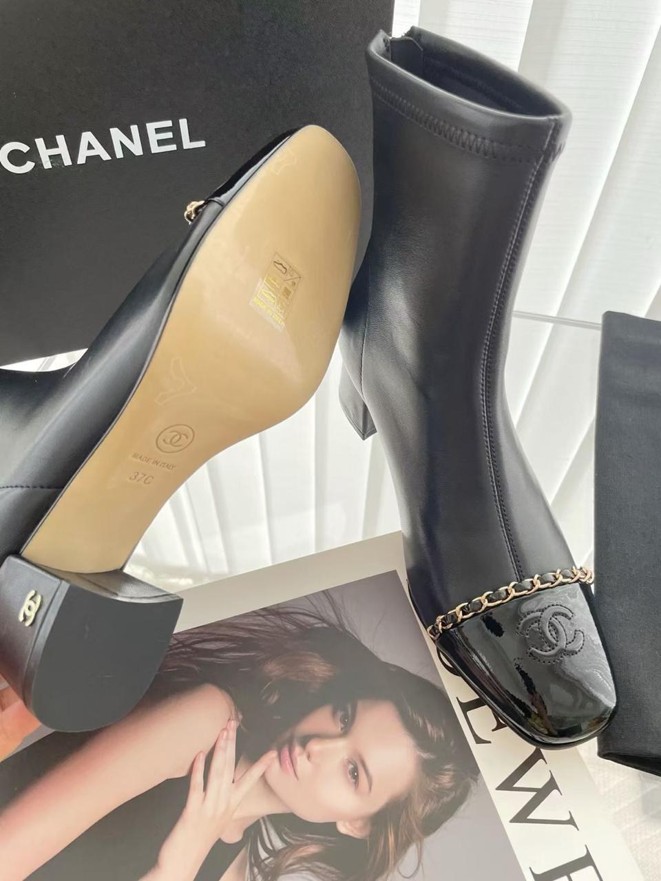 ботильоны chanel,кожаные ботильоны chanel с логотипом,женские кожаные белые ботильоны chanel,ботильоны женские chanel,кожаные ботильоны chanel