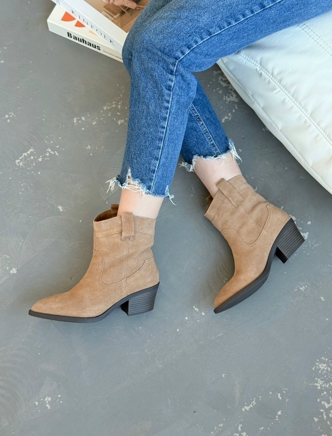 зимние классические женские ботинки челси из коровьей замши с острым носком на танкетке,,сапоги изабель марант казаки,казаки бежевые замшевые эконика,замшевые ботинки