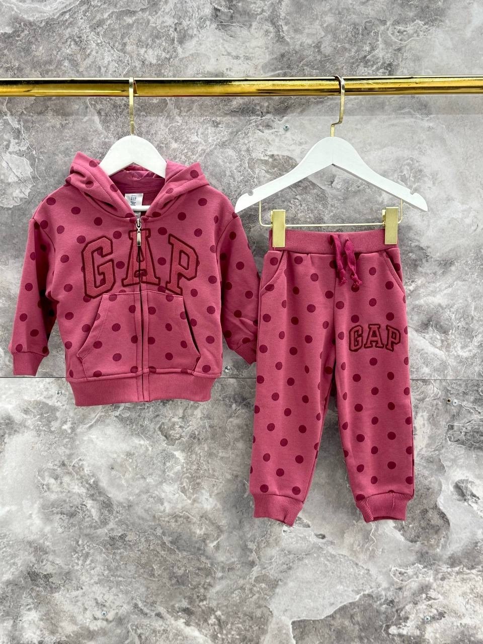 детский костюм с принтом,детский спортивный костюм gap,спортивный костюм на девочку,спортивный костюм gap,детский костюм с капюшоном