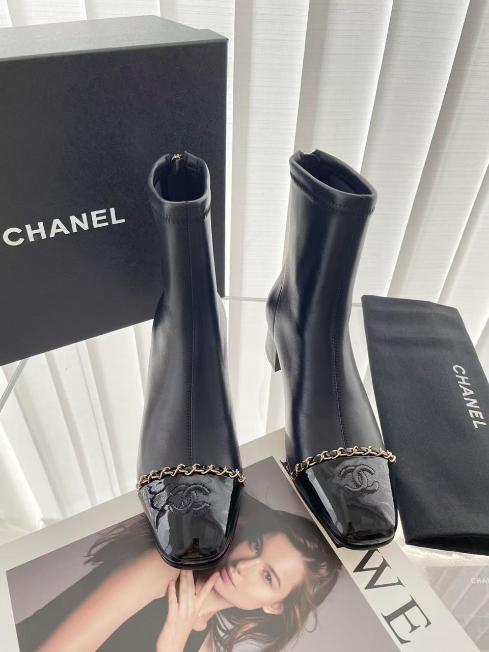 ботильоны chanel,кожаные ботильоны chanel с логотипом,женские кожаные белые ботильоны chanel,ботильоны женские chanel,кожаные ботильоны chanel