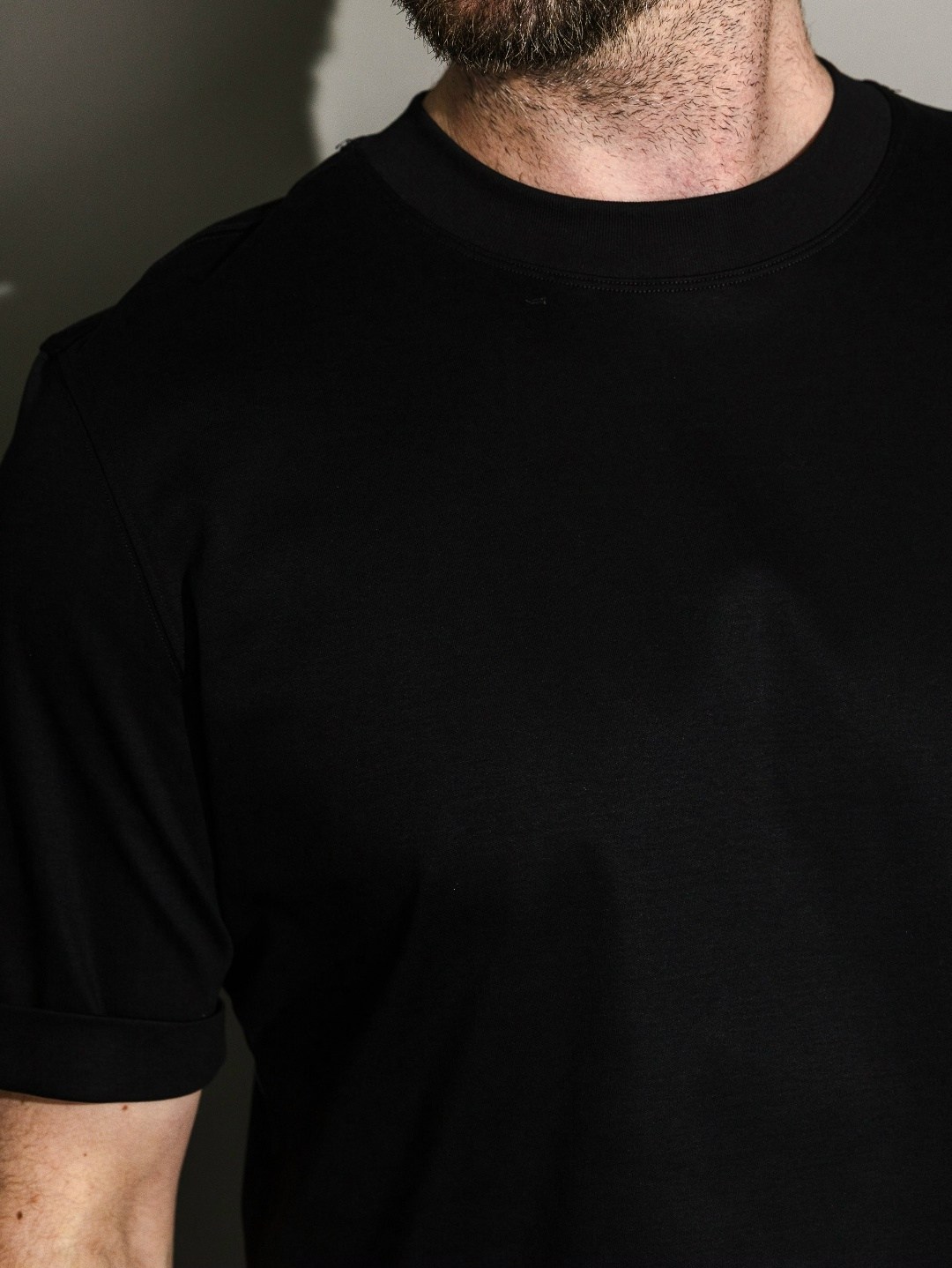 черная мужская футболка,мужская футболка,футболка однотонная мужская,мужская базовая футболка,футболка черная однотонная