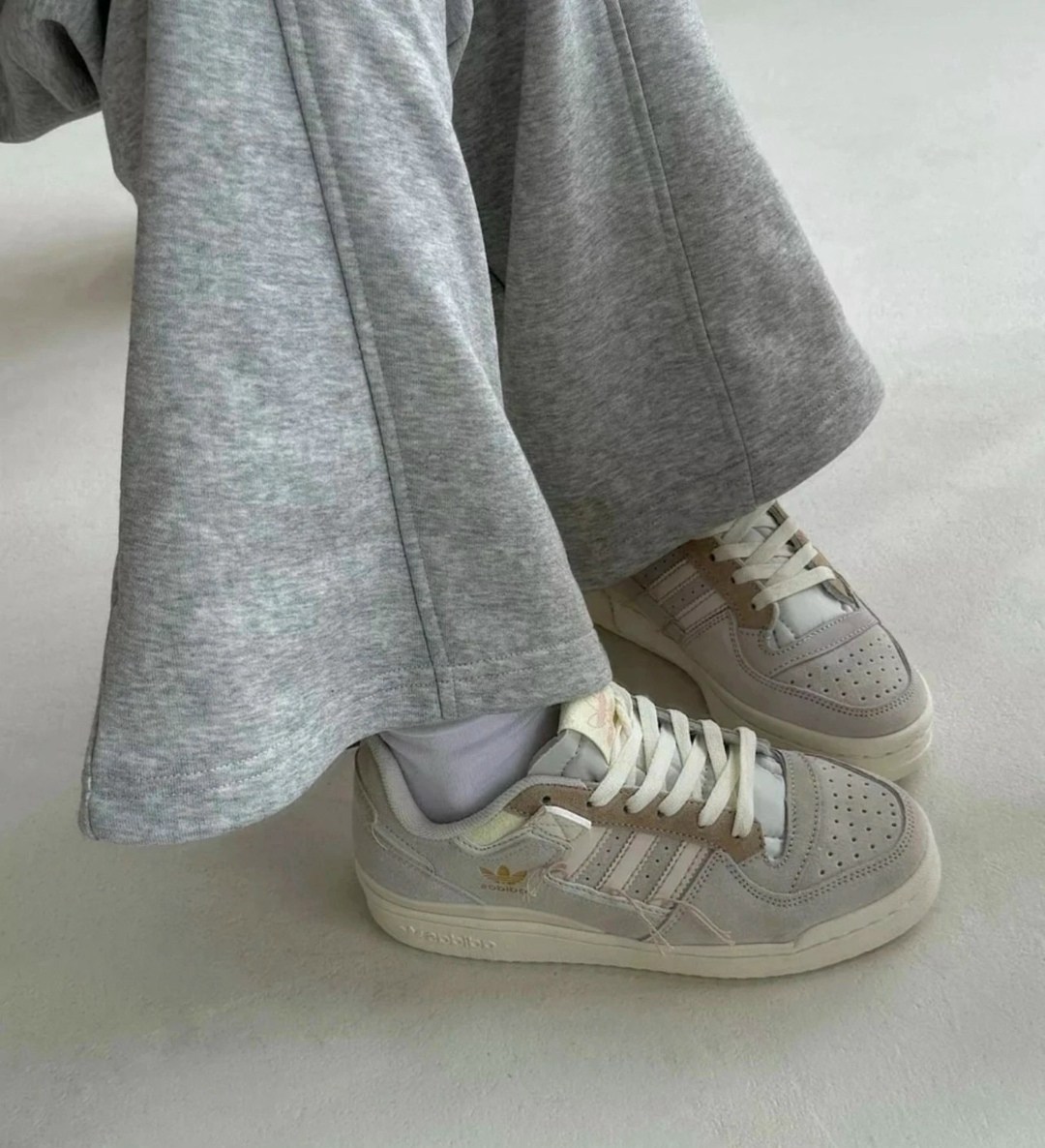 женские кроссовки adidas,adidas forum low 84 бежевый лайт,,кроссовки adidas,кроссовки замша