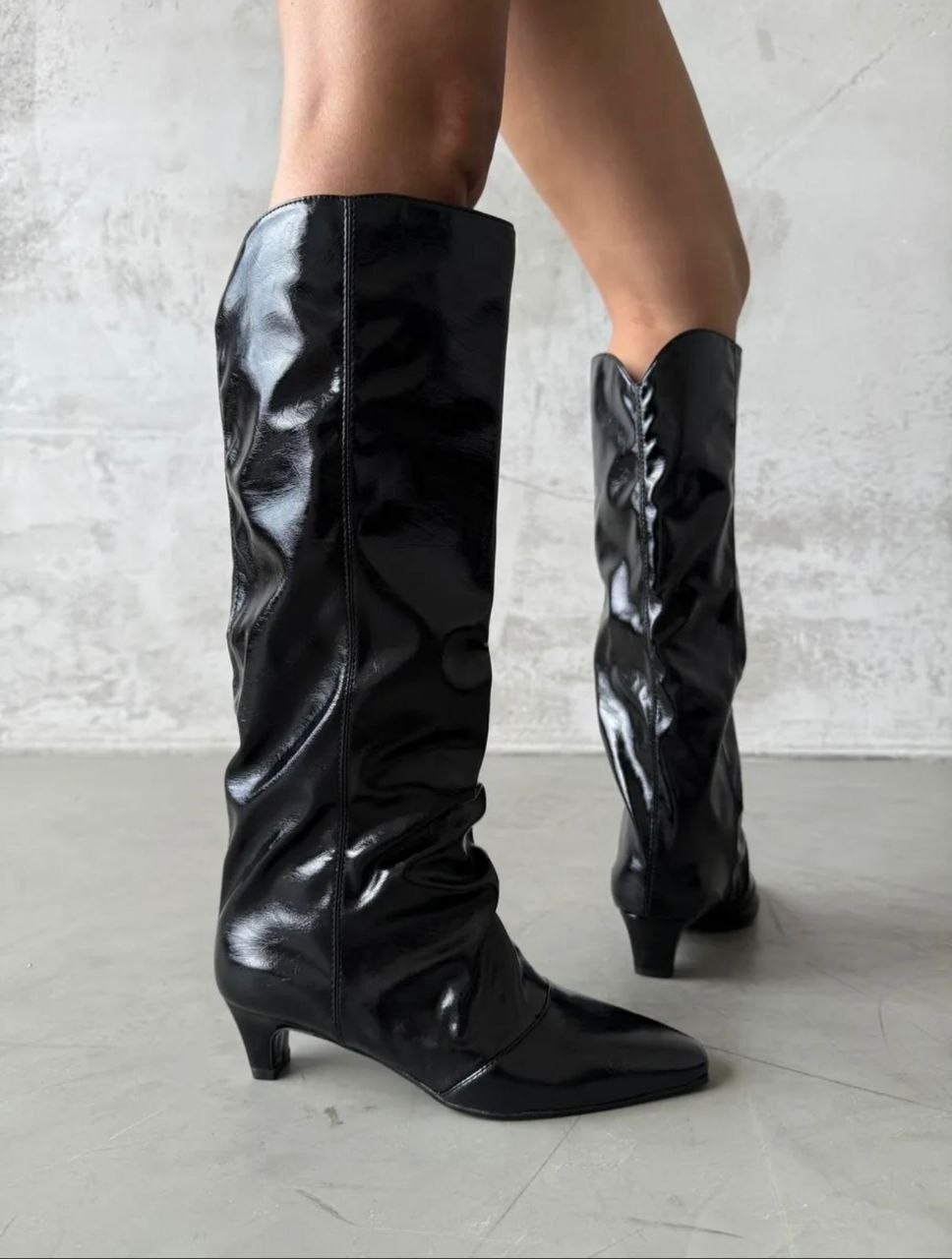 женские сапоги из лакированной кожи,манго сапоги женские,сапоги лаковые демисезонные на низком каблуке valentina wang,лакированные сапоги,сапоги