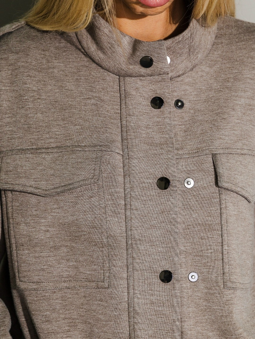 серый трикотажный костюм,костюм с брюками,женский костюм с брюками,брючный костюм,бежевый костюм