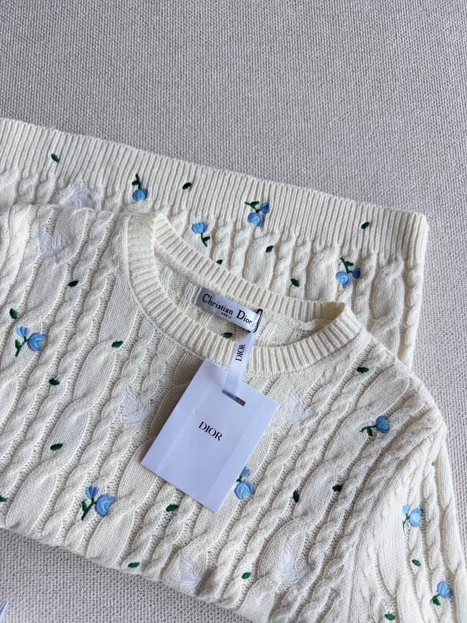 вязаные свитера,свитер с вышивкой,стильное вязание,женский свитер,вязаные джемпера