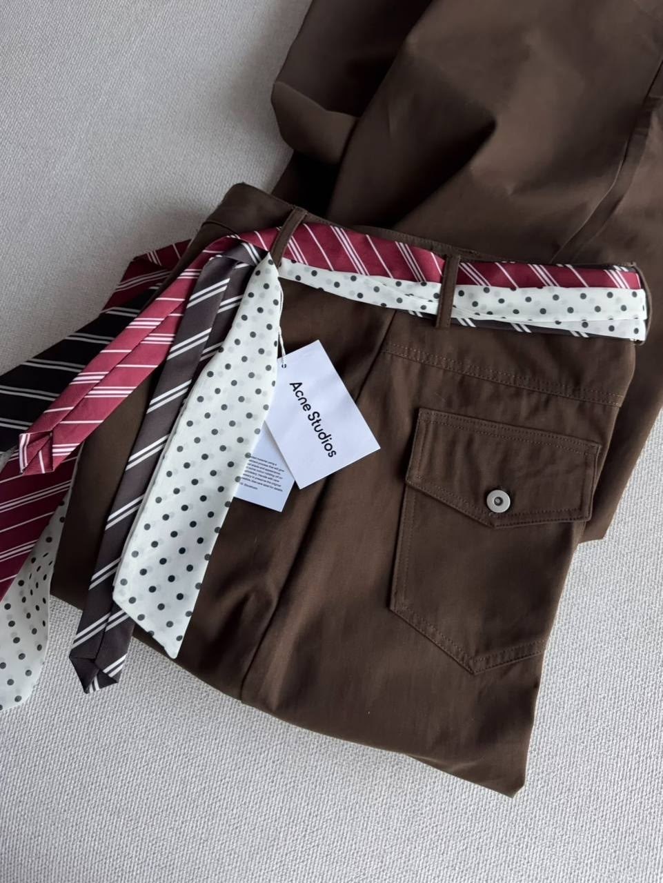 прямые брюки,коричневые брюки,коричневый костюм,широкие брюки