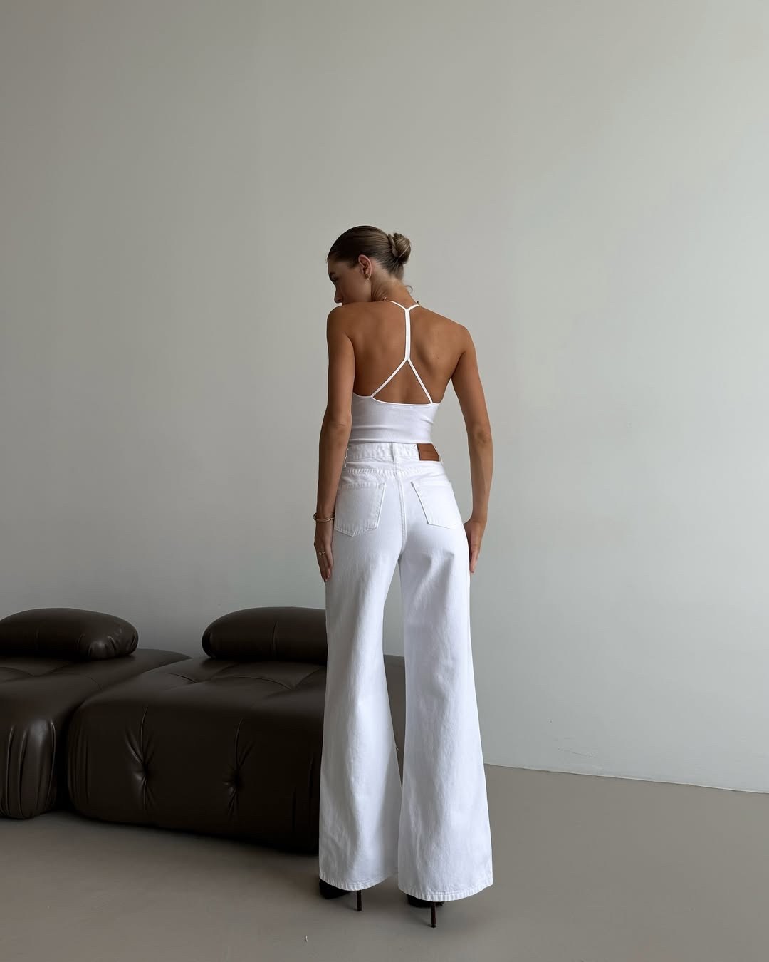 джинсы белые женские,джинсы белые,белые джинсы клеш от колена,белые широкие джинсы,джинсы клеш женские