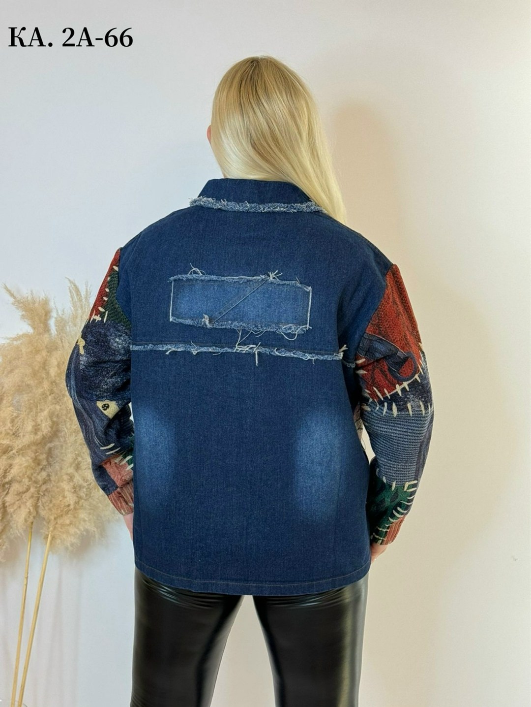 женская джинсовая куртка,куртка джинсовая,стильная женская джинсовая куртка с нашивками,джинсовка женская,куртка женская