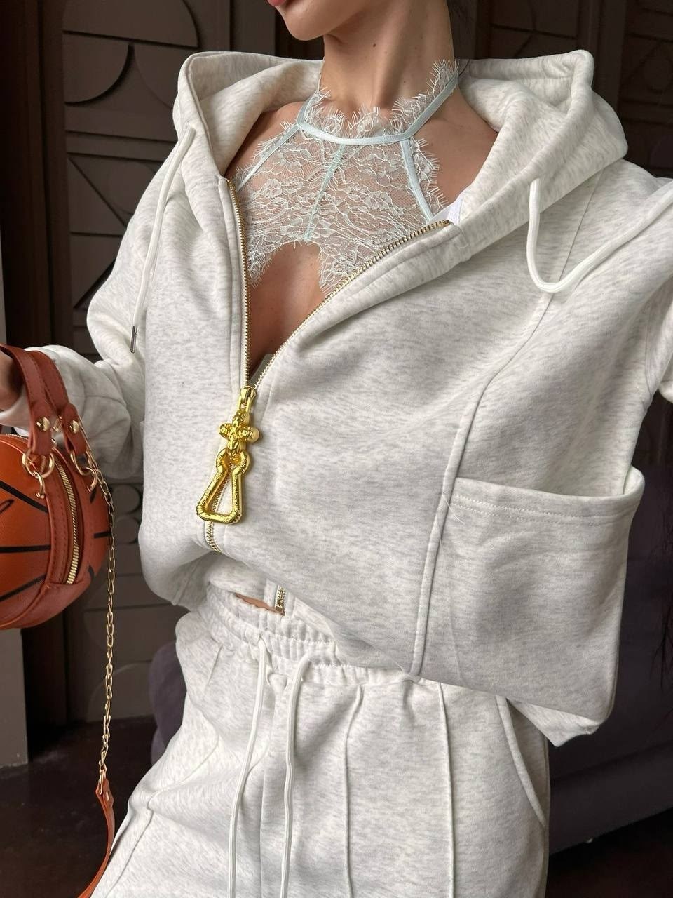 женский красный костюм miu miu,стильный костюм,женский костюм,костюм спортивный женский,костюм