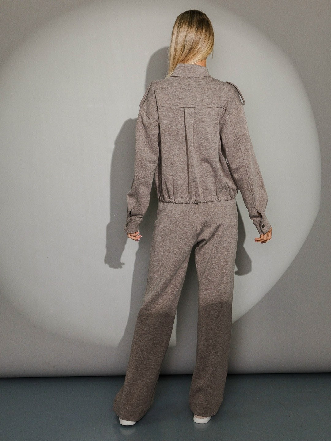 серый трикотажный костюм,костюм с брюками,женский костюм с брюками,брючный костюм,бежевый костюм
