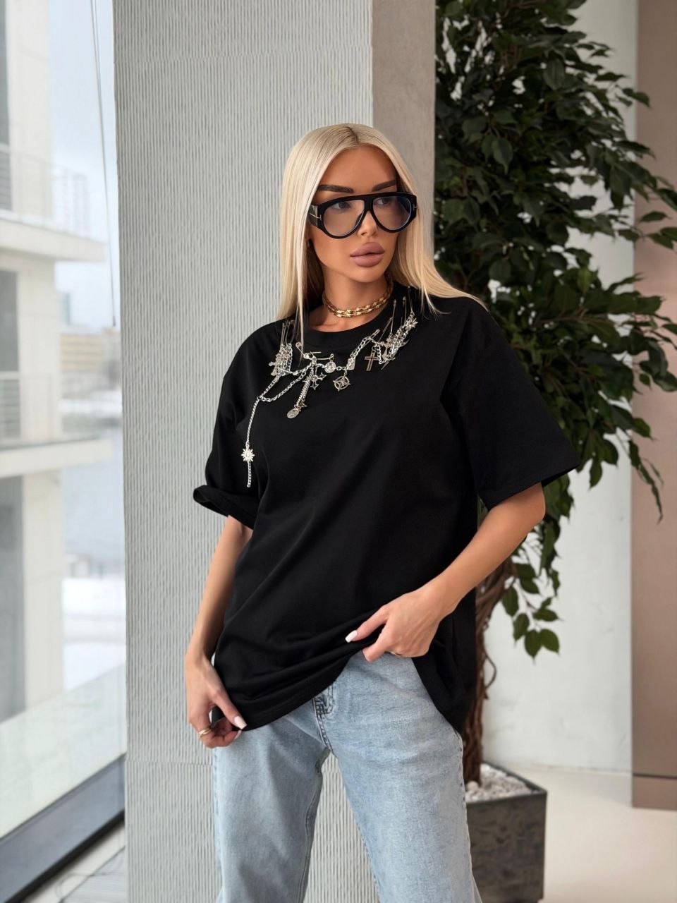 футболка оверсайз со стразам,футболки женская оверсайз,женская футболка,белая футболка оверсайз,футболка базовая со стразами оверсайз