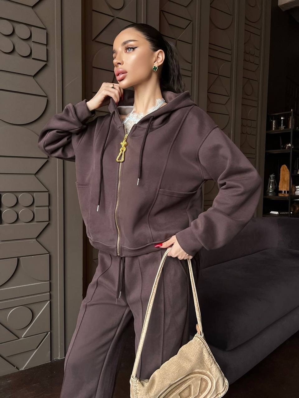 женский красный костюм miu miu,женский костюм,стильный костюм,костюм спортивный женский,женский стильный костюм