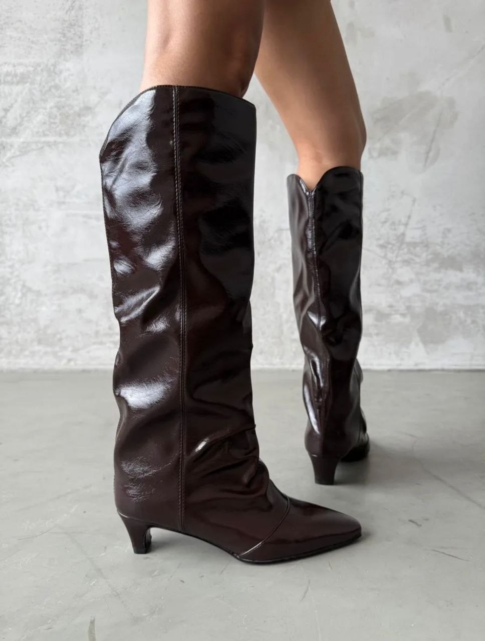 женские сапоги из лакированной кожи,манго сапоги женские,сапоги лаковые демисезонные на низком каблуке valentina wang,лакированные сапоги,сапоги