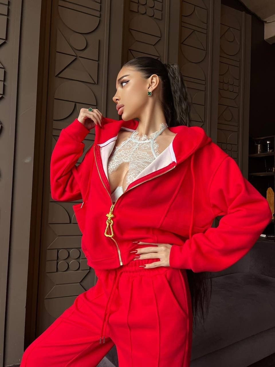 женский красный костюм miu miu,женский костюм,стильный костюм,костюм спортивный женский,женский стильный костюм