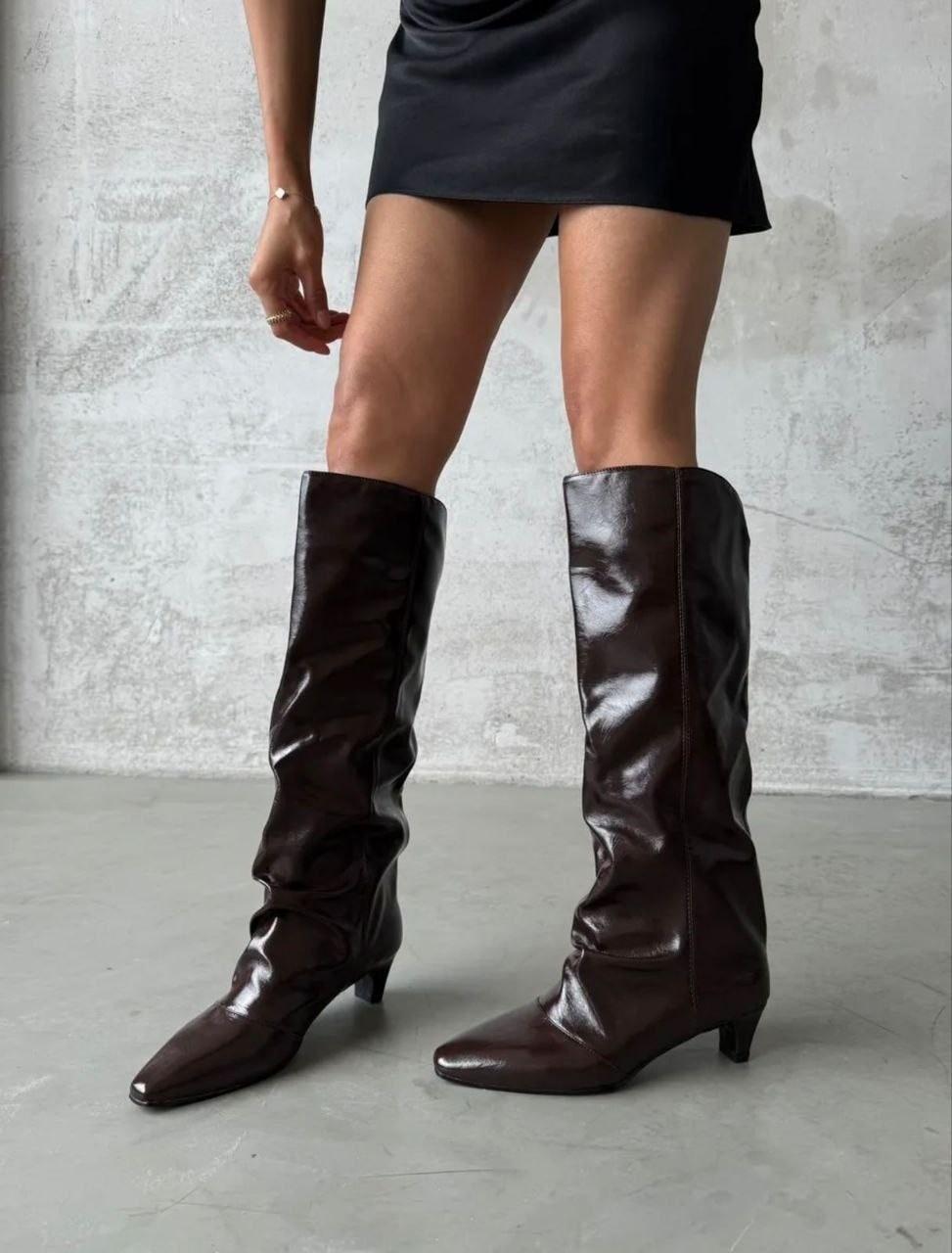 женские сапоги из лакированной кожи,манго сапоги женские,сапоги лаковые демисезонные на низком каблуке valentina wang,лакированные сапоги,сапоги