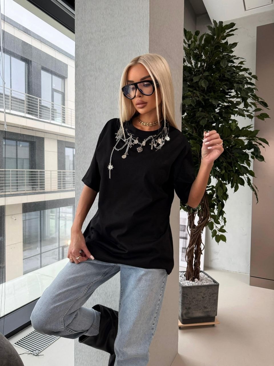 футболка оверсайз со стразам,футболки женская оверсайз,женская футболка,белая футболка оверсайз,футболка базовая со стразами оверсайз