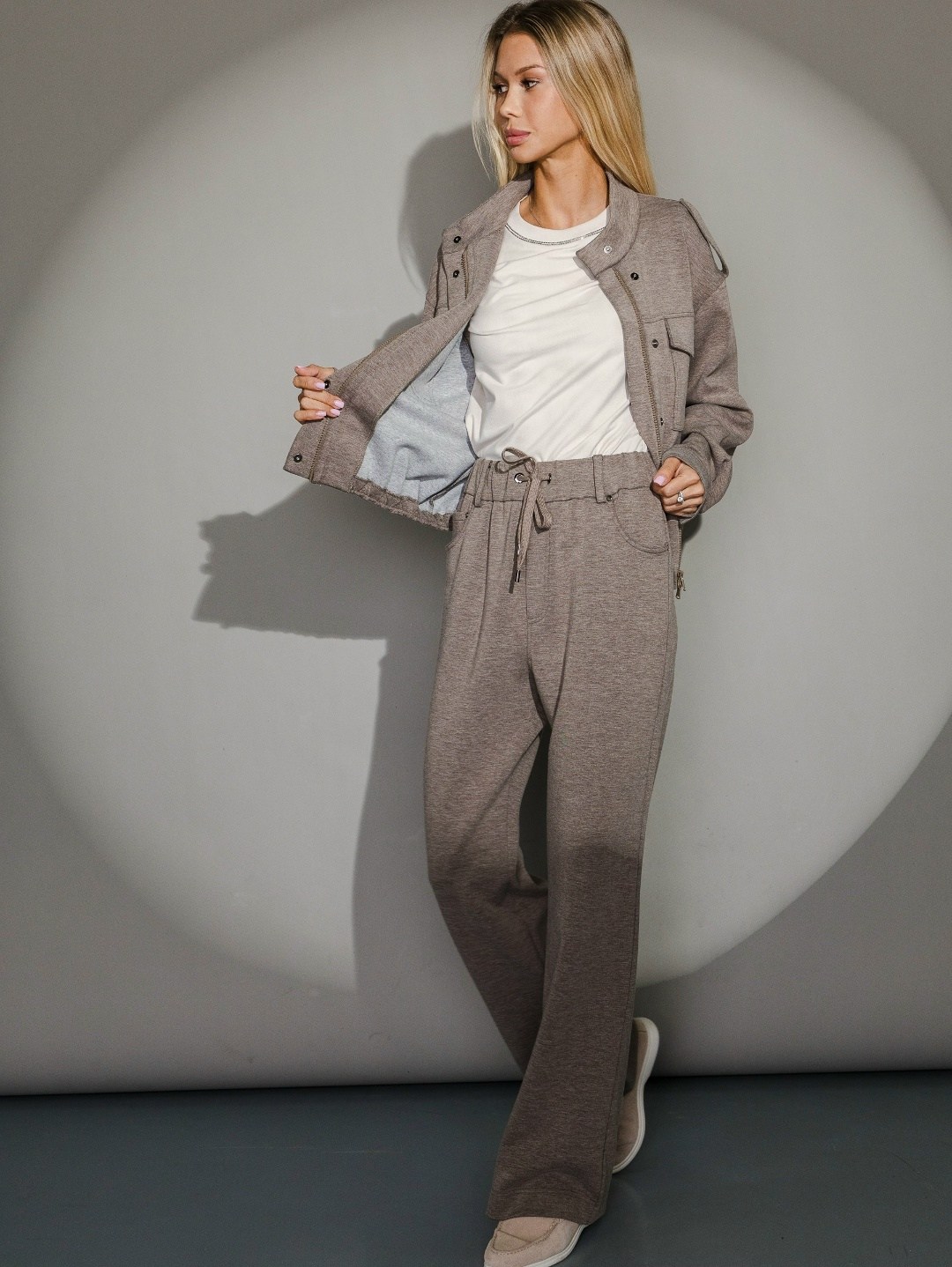 серый трикотажный костюм,костюм с брюками,женский костюм с брюками,брючный костюм,бежевый костюм