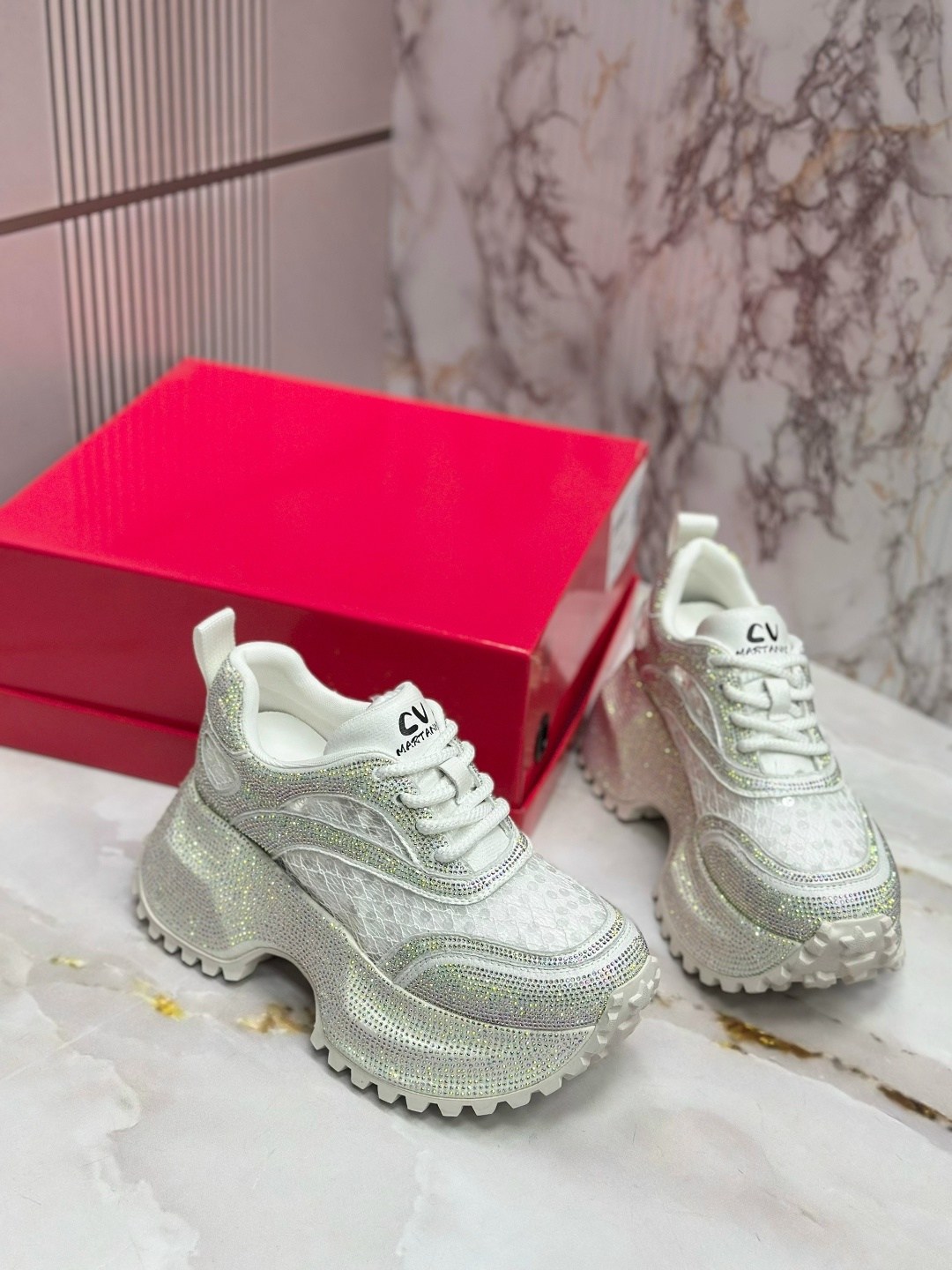 ,женские кроссовки,кроссовки в стразах,блестящие кроссовки,кроссовки модные