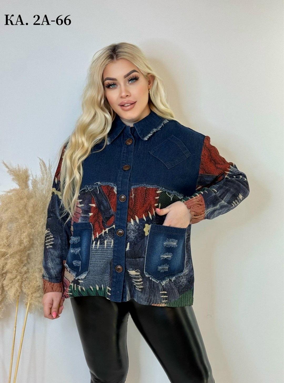 женская джинсовая куртка,куртка джинсовая,стильная женская джинсовая куртка с нашивками,джинсовка женская,куртка женская