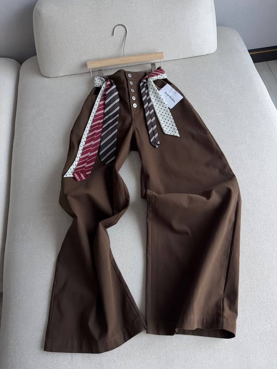 прямые брюки,коричневые брюки,коричневый костюм,широкие брюки