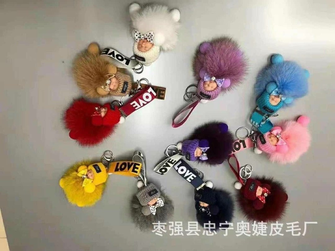 меховой брелок,брелки из меха,модный брелок спящая кукла мохнатая из пятёрочки,брелок из натурального меха,брелки игрушки