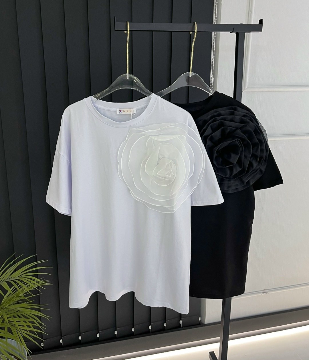 футболки женская,футболка нарядная,футболка,белая женская футболка,футболка с объемными цветами