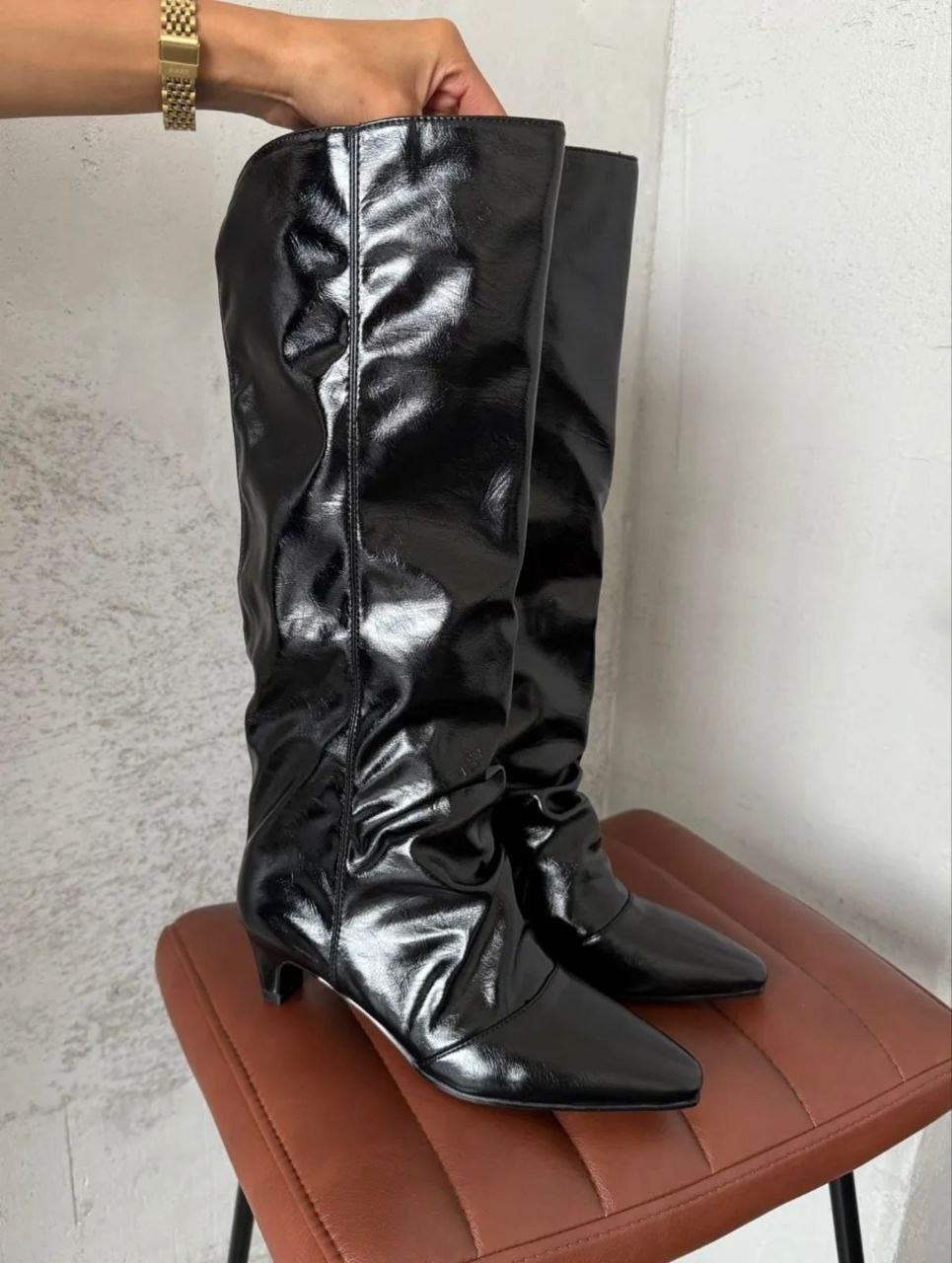 женские сапоги из лакированной кожи,манго сапоги женские,сапоги лаковые демисезонные на низком каблуке valentina wang,лакированные сапоги,сапоги