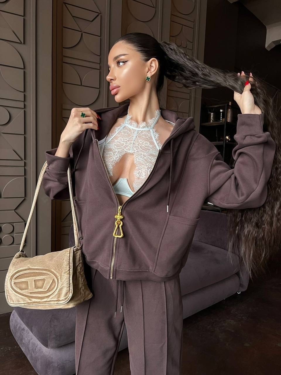 женский красный костюм miu miu,женский костюм,стильный костюм,костюм спортивный женский,женский стильный костюм